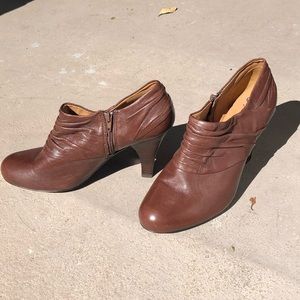 NEW Sofft Florina Brown Heeled Ankle Bootie Ruching 9.5 W